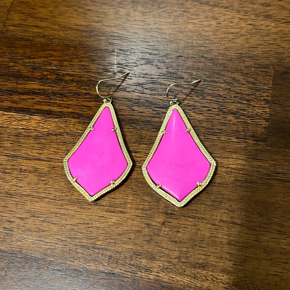 KENDRA SCOTT Pink Alex drop earrings with bag.